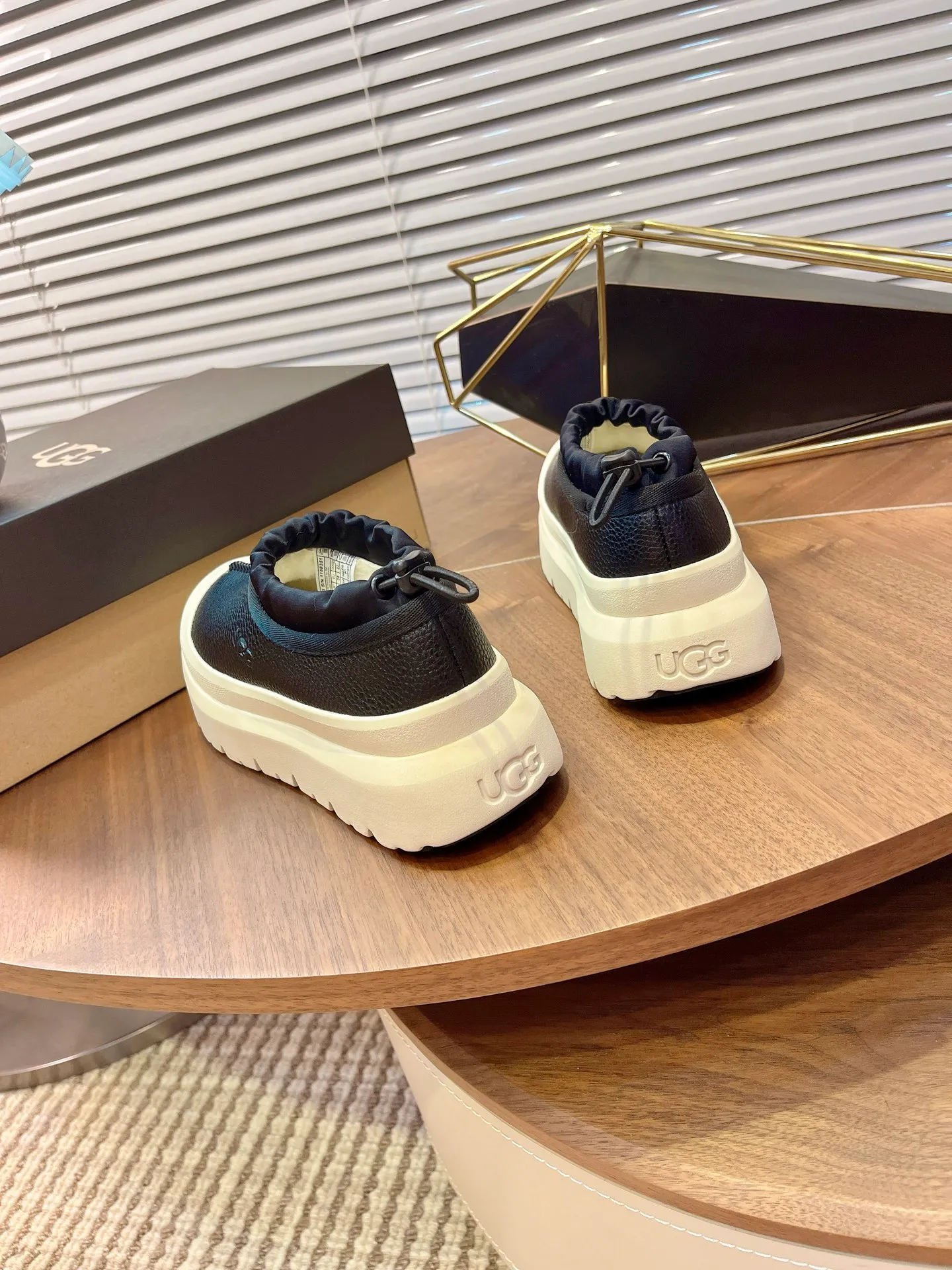 [UGG] P: 520💰 Couple shoes Size: 35-44 [Wang Yibo's same style] UGG2025 new winter style Tasman fashion shoes for men and women 1144096 Ugg new fur shoes for autumn and winter, snow boots, same style for men and women ~ Handsome slip-on, lazy shoes, super easy to put on and take off ~ Suede cowhide fabric ~The soles are molded from original soles, not cheap rubber foam, but made of modern material. The characteristics of this material are that it is light, wear-resistant and non-slip. The outsole has a clear logo imprint, which is comparable to that of a store~